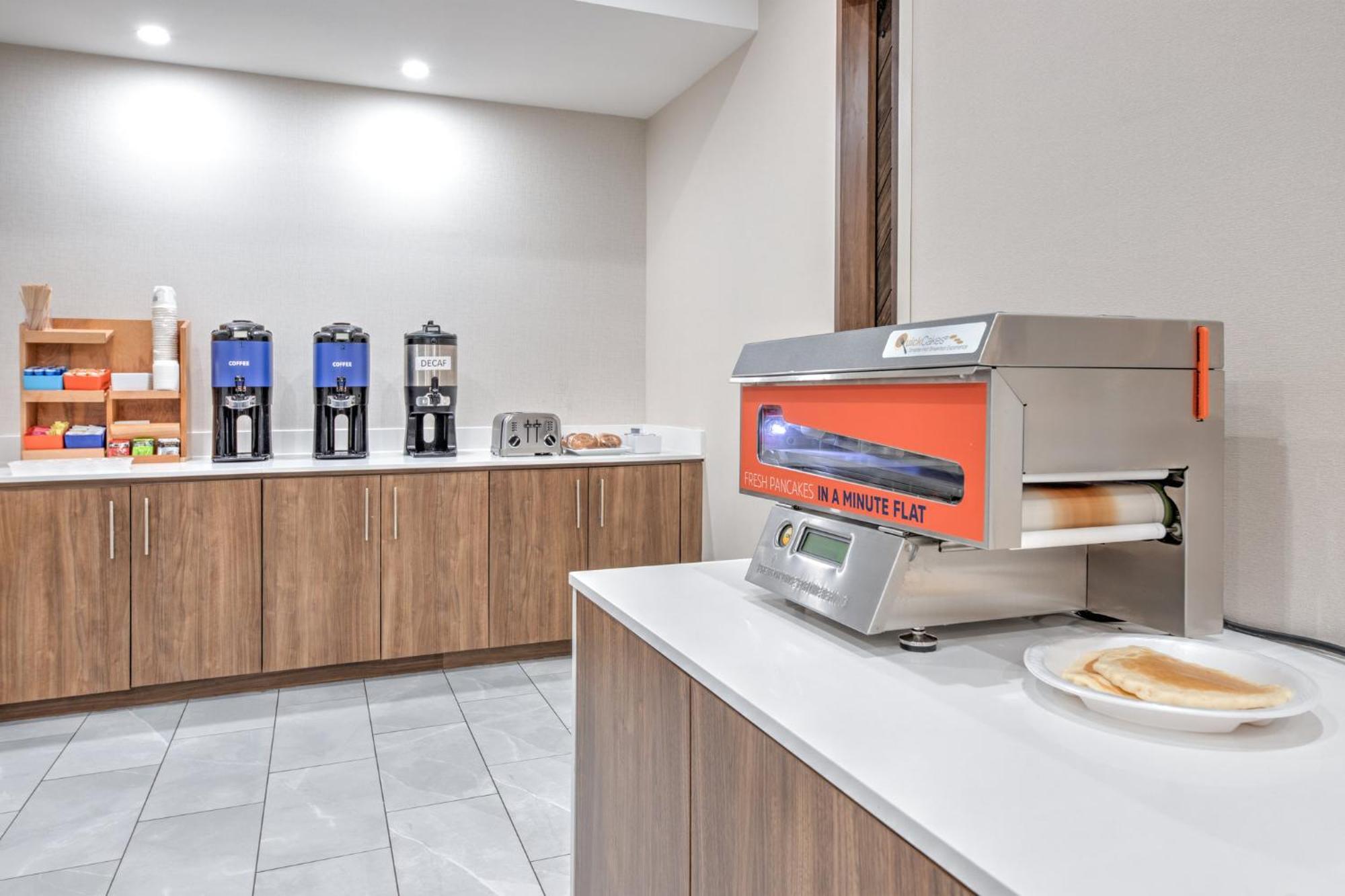 Holiday Inn Express Hotel & Suites Dallas West By Ihg Екстериор снимка