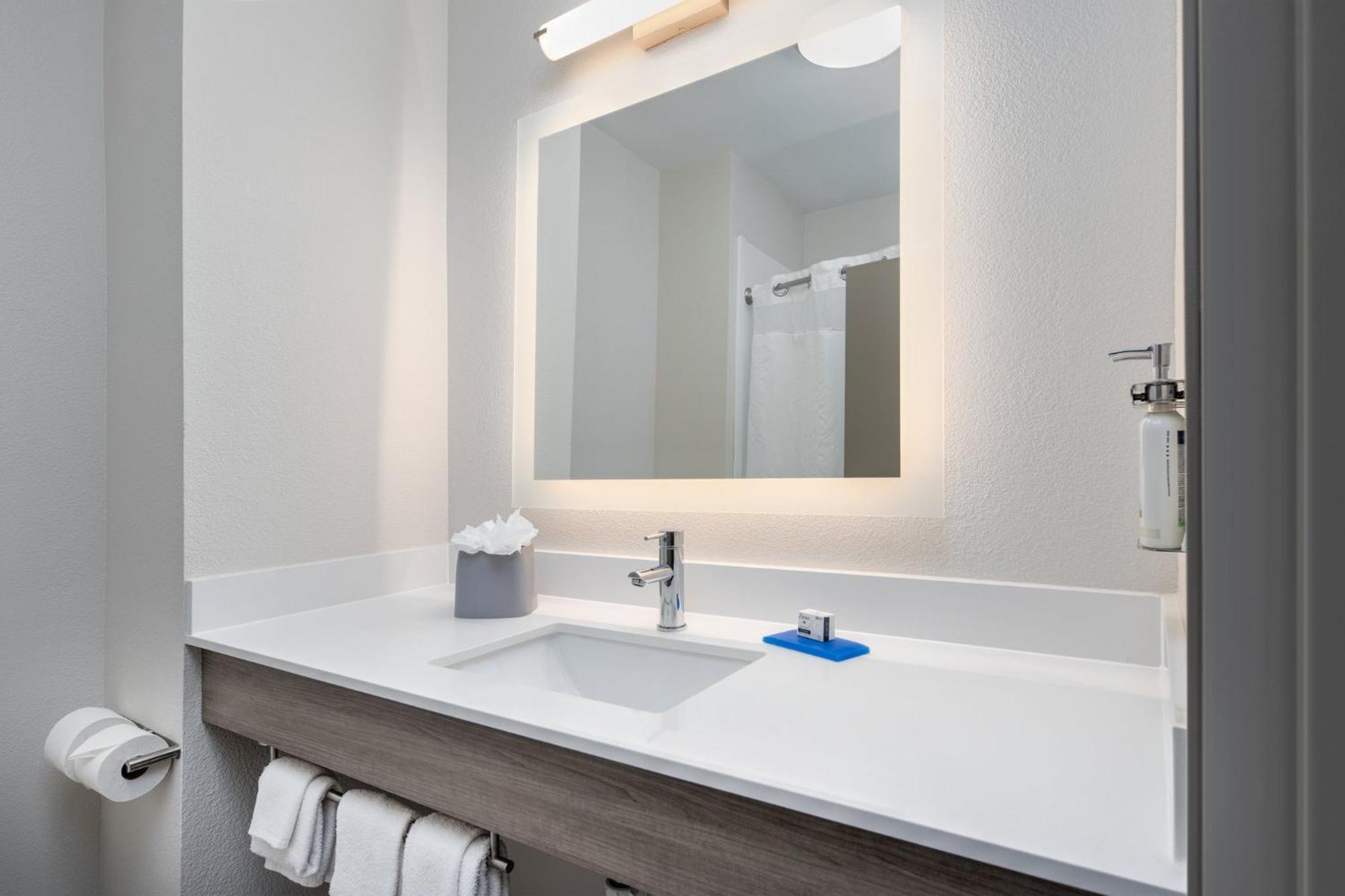 Holiday Inn Express Hotel & Suites Dallas West By Ihg Екстериор снимка