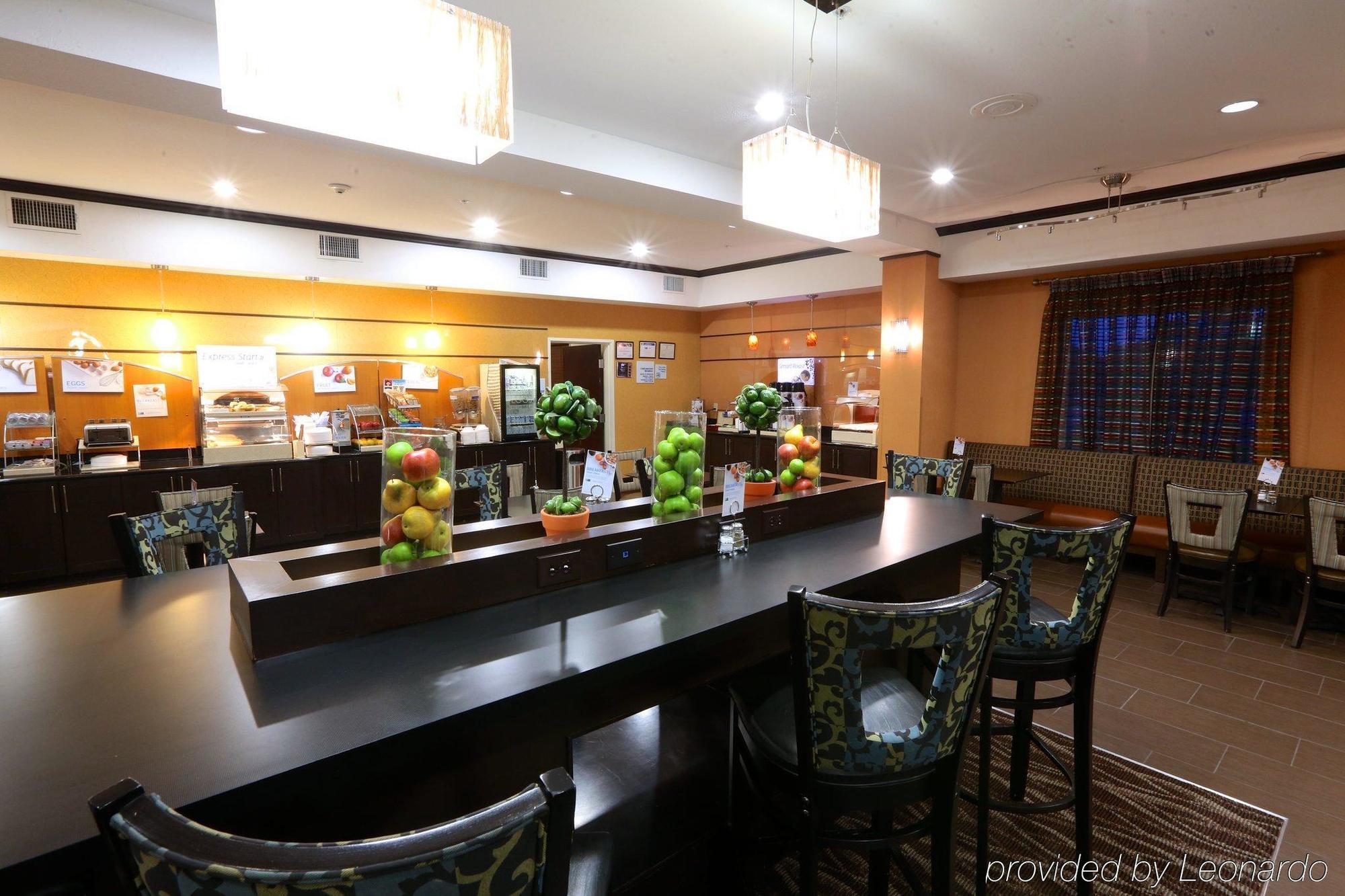 Holiday Inn Express Hotel & Suites Dallas West By Ihg Екстериор снимка