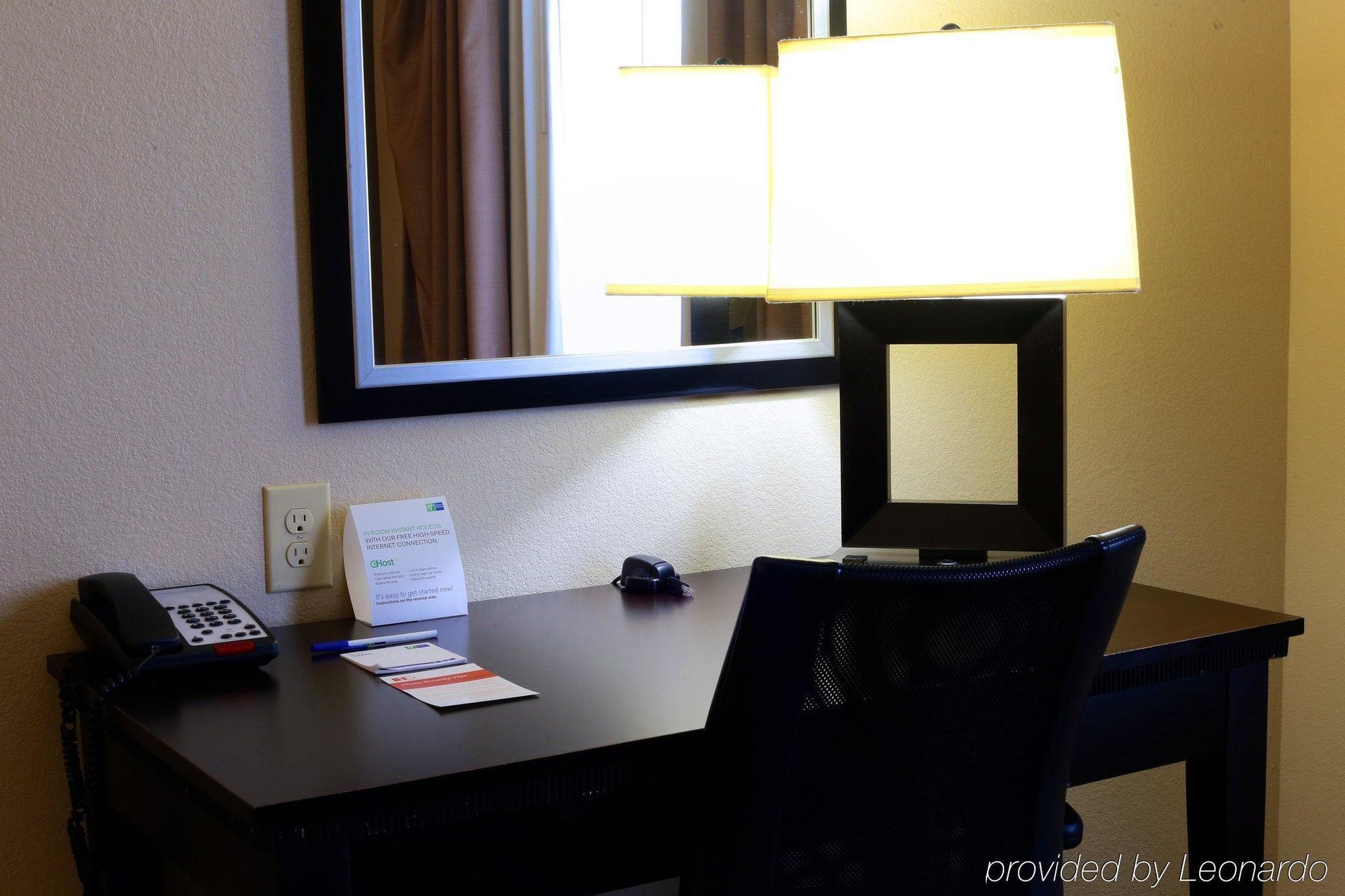 Holiday Inn Express Hotel & Suites Dallas West By Ihg Екстериор снимка