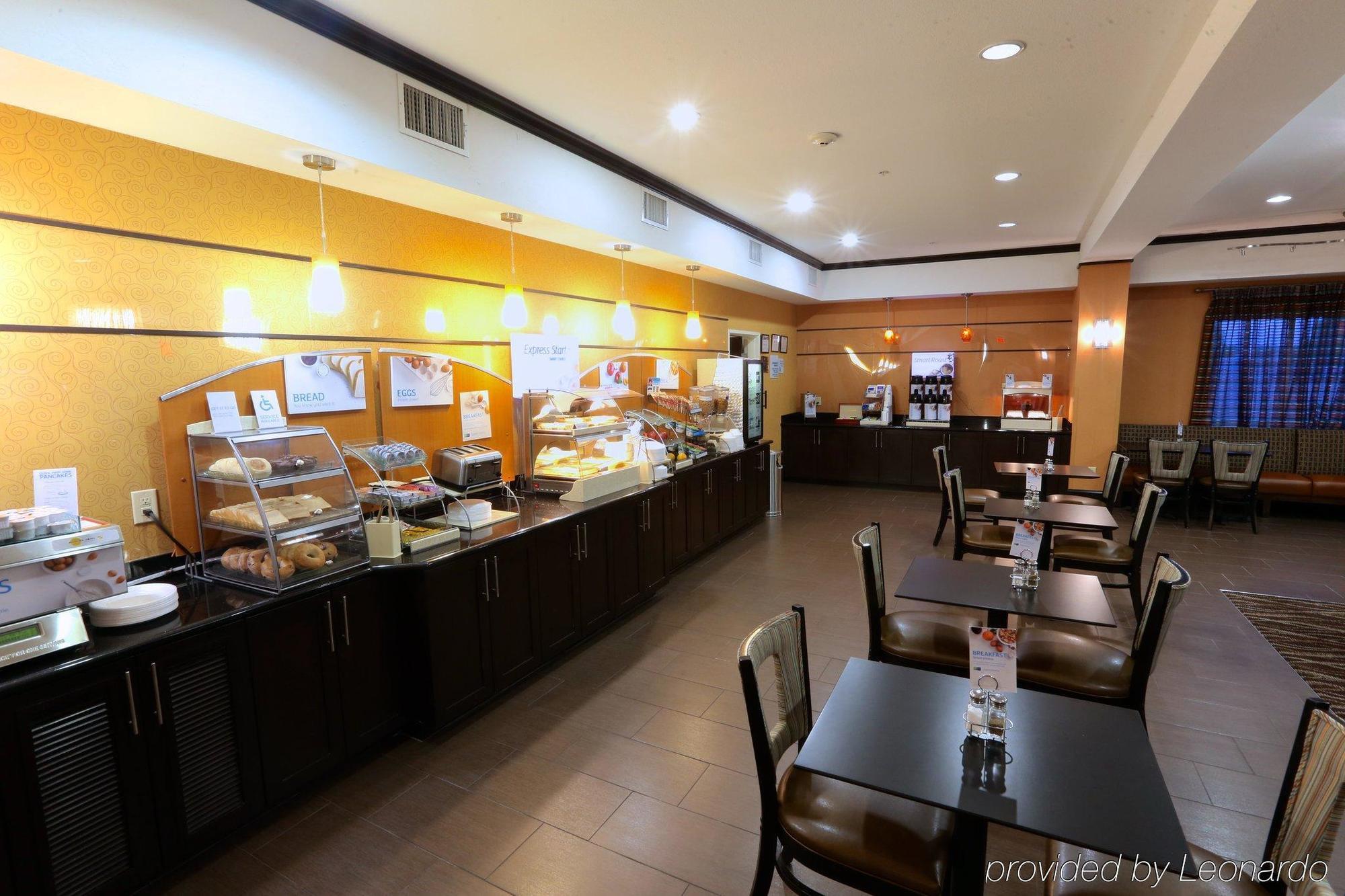 Holiday Inn Express Hotel & Suites Dallas West By Ihg Екстериор снимка